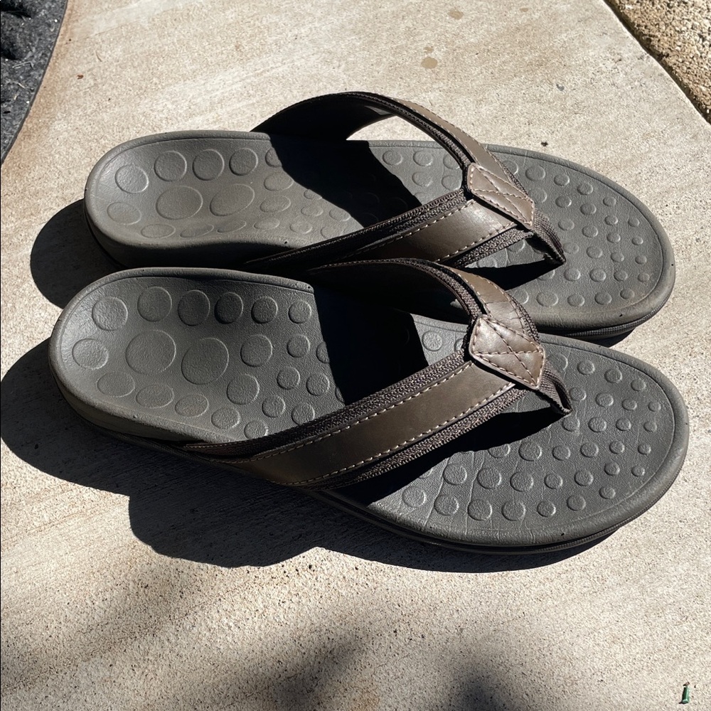 Vionic Tide sandals size 8 / 41 EU orthopedic Brown Flip Flops great condition